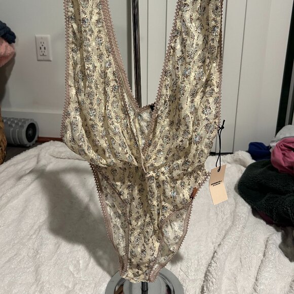 DayDream Nation BodySuit NWT Size Medium 🔴 - Picture 1 of 3